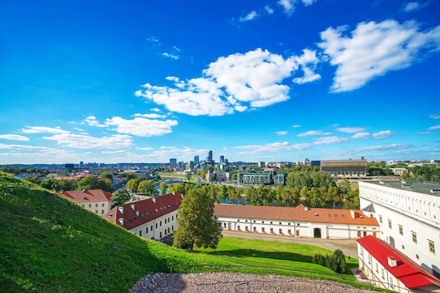 Antigo pátio do Arsenal e distrito financeiro com arranha-céus de Vilnius, Lituânia.