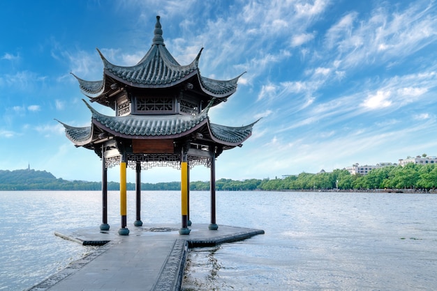 Antigo pavilhão chinês no lago oeste em hangzhou.translation: 