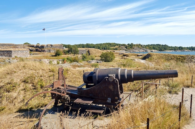 Foto antigo ponto de artilharia na ilha de suomenlinna em helsinque