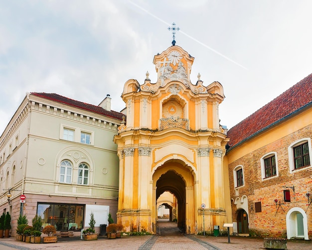 Antigo portão basiliano na cidade velha de Vilnius, Lituânia