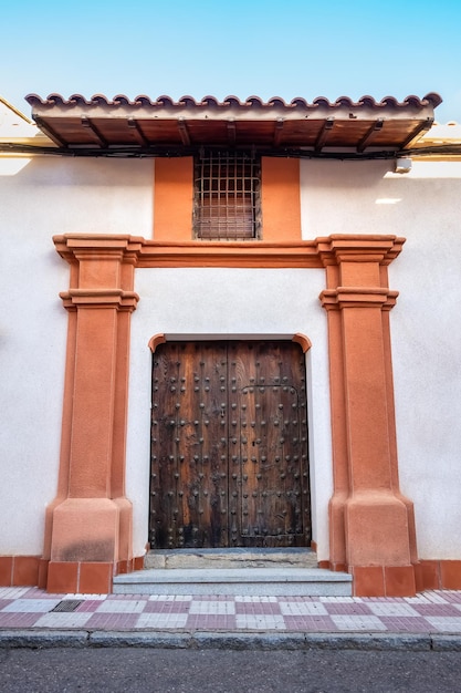 Antigo portão de madeira medieval em uma vila no centro da espanha ciudad real aguda