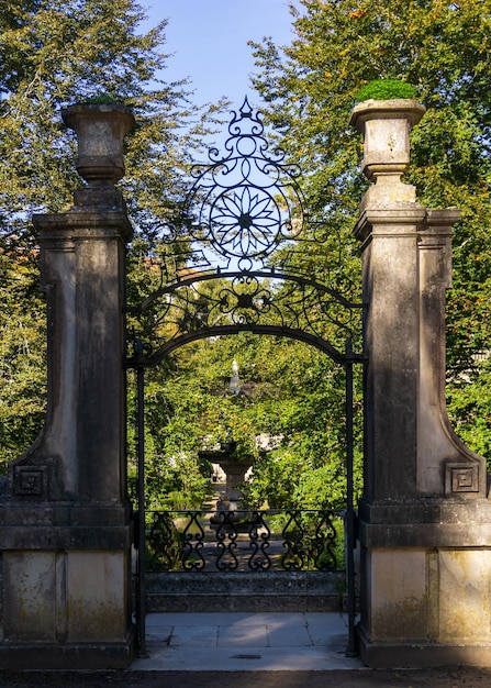 Foto antigo portão de metal forjado no jardim botânico da universidade de coimbra