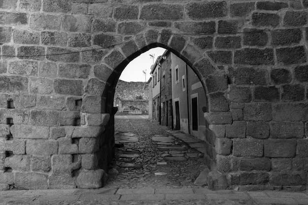 Antigo portão medieval na cidade histórica de San Felices de los Gallegos.