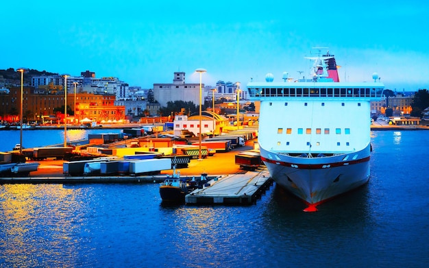 Antigo porto da Sardenha com navios no mar Mediterrâneo e cidade de Cagliari, ilha da Sardenha do Sul na Itália no verão. Arquitetura da cidade com marina e iates e barcos na cidade