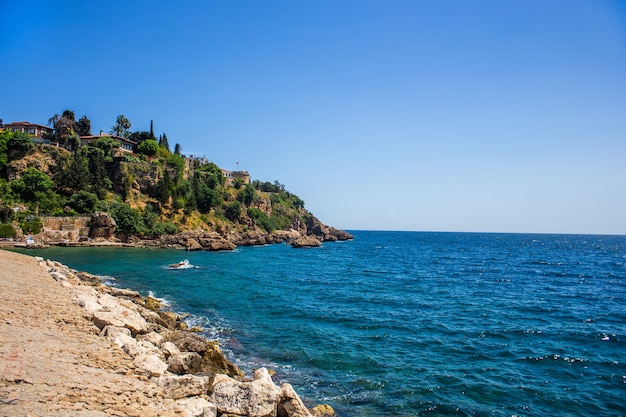 Antigo porto no antigo centro de antalya, na turquia