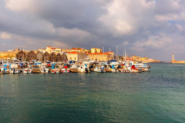 Antigo porto pela manhã, chania, creta, grécia