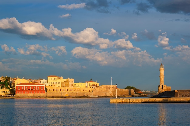 Antigo porto pitoresco de chania, ilha de creta, grécia