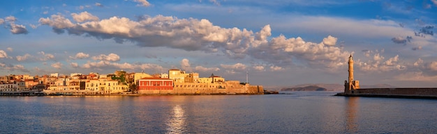 Antigo porto pitoresco de chania, ilha de creta, grécia