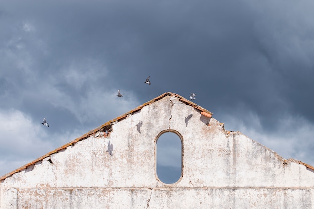 Foto antigo prédio abandonado