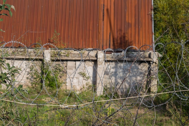 Foto antigo prédio industrial cercado por arame farpado