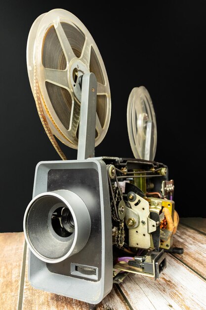 Foto antigo projetor de cinema doméstico de 8 mm com seus componentes eletrônicos visíveis