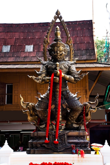 Antigo rei Thao Wessuwan ou estátua gigante antiga de Vasavana Kuvera para viajantes tailandeses visitam respeito orando bênção desejo adoração sagrada de mistério na cidade de Suphanburi em Suphan Buri Tailândia