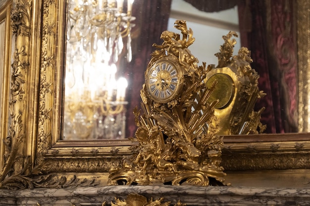 Antigo relógio de mesa de ouro da frança
