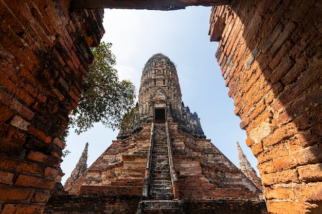 Antigo templo arruina a arquitetura tradicional da Tailândia de prang com longa escadaria Wat Chai Wattanaram Tailândia