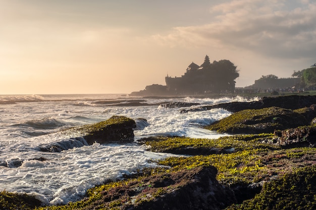 Antigo templo de tanah lot na montanha rochosa no litoral