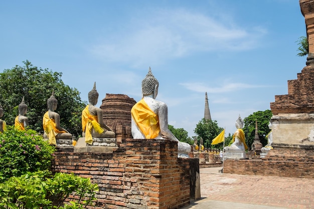 Antigo templo e estátua de buda