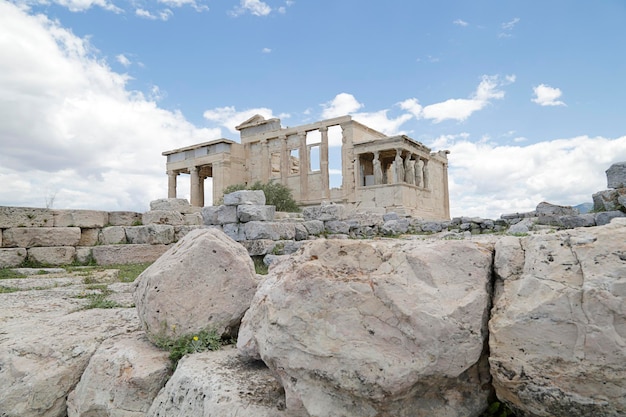 Antigo templo Erechtheion na colina da Acrópole em Atenas Grécia