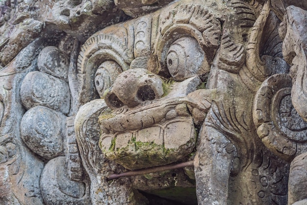 Antigo templo hindu de Goa Gajah perto de Ubud na ilha de Bali, Indonésia