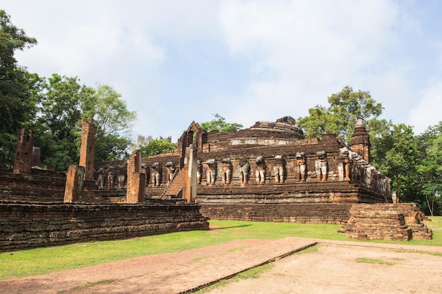 Antigo templo no Parque Histórico de Kamphaeng Phet, uma parte da Cidade Histórica de Sukhothai, Patrimônio Mundial da UNESCO, e Cidades Históricas Associadas, Tailândia