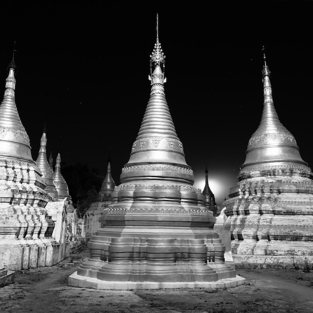 Antigo templo perto da Caverna Pindaya, localizado próximo à cidade de Pindaya Shan State Burma Myanmar Famoso local de peregrinação budista e uma atração turística fotografada à noite em preto e branco