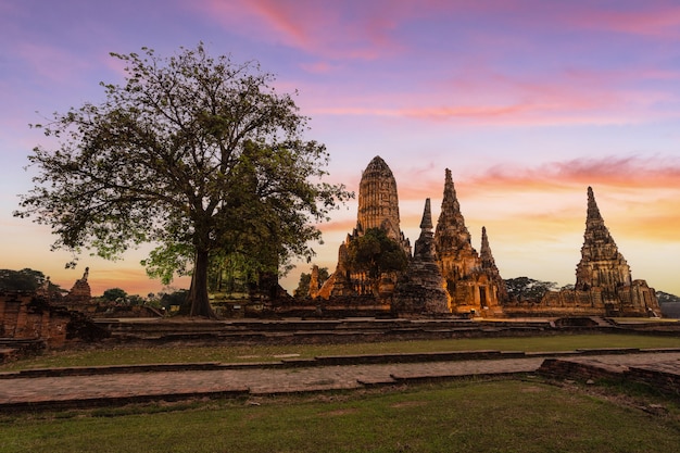 Antigo templo wat chaiwatthanaram da província de ayutthaya (parque histórico de ayutthaya), tailândia