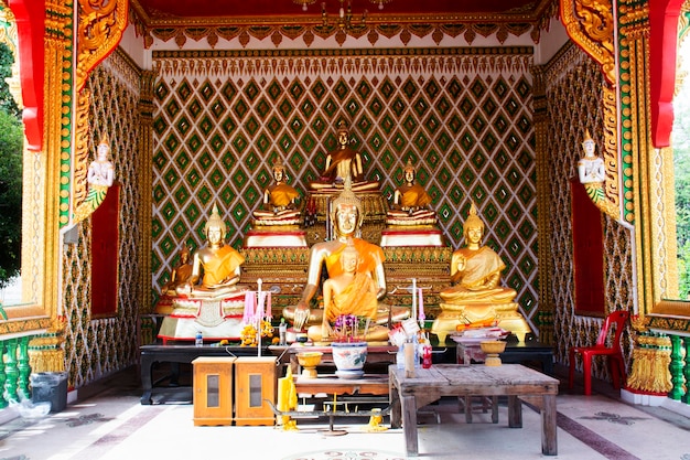 Antigo templo Wat Saen Suk ou Saen Suk na cidade de Angthong, em Ang Thong, na Tailândia