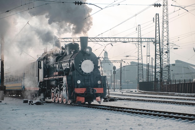 Antigo trem a vapor retrô fecha a estação ferroviária de lviv