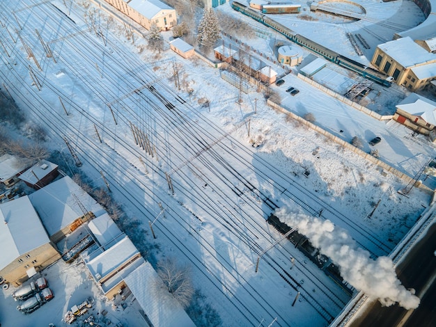 Antigo trem retrô a vapor na estação ferroviária de Lviv