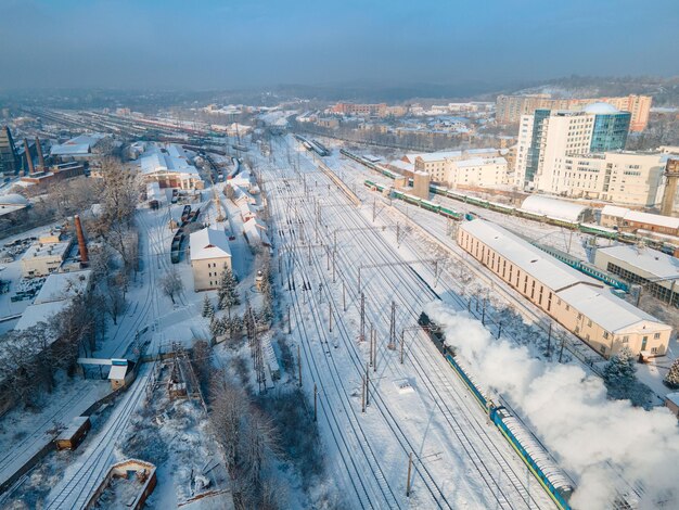 Antigo trem retrô a vapor na vista aérea da estação ferroviária de Lviv