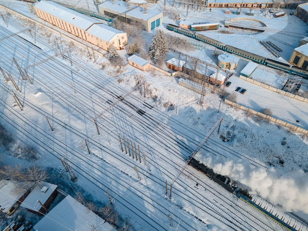 Antigo trem retrô a vapor na vista aérea da estação ferroviária de Lviv