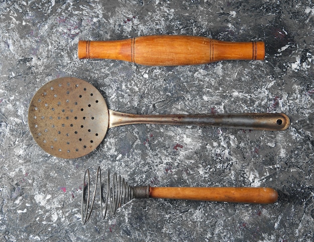 Antigo utensílio de cozinha em fundo cinza de concreto