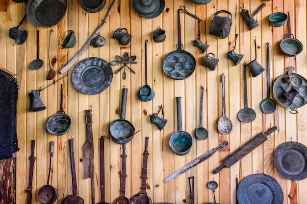 Antigo utensílio de cozinha pendurado na parede Utensílios de cozinha da tribo yoruk