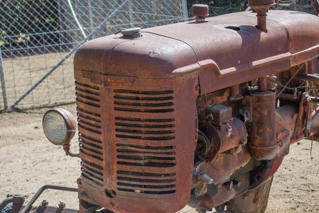 Antigo vagão de trator vintage em uma fazenda