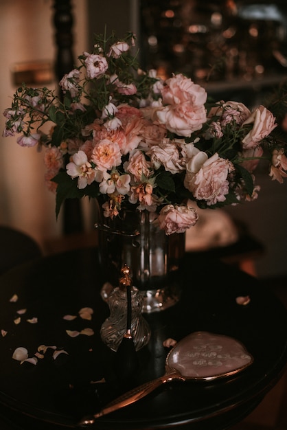 Antigo vaso com flores em cima da mesa