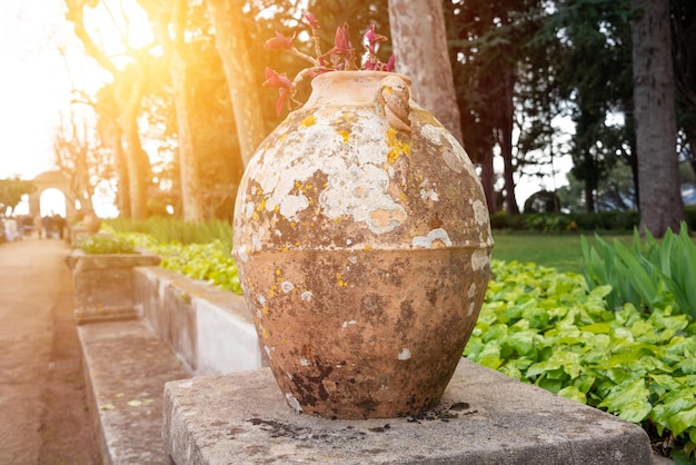 Antigo vaso de pedra em um parque ou jardim na Itália