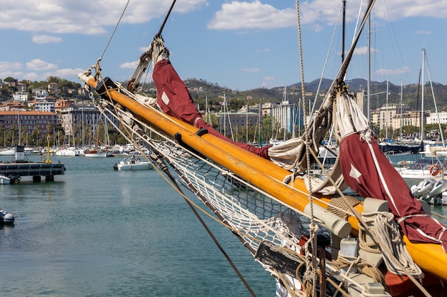 Foto antigo veleiro atracado em la spezia liguria, itália, em 19 de abril de 2019.