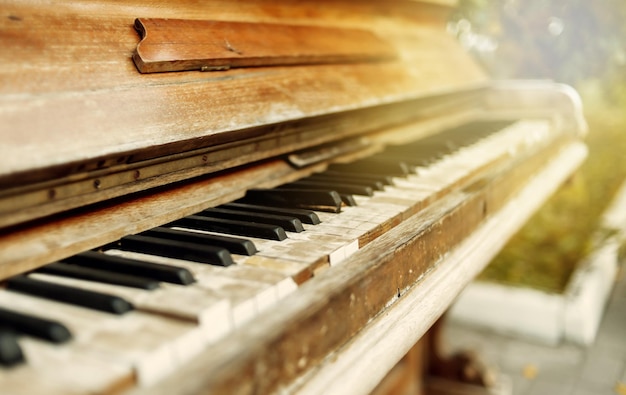 Antigos artistas de rua de piano se aproximando ao ar livre na cidade