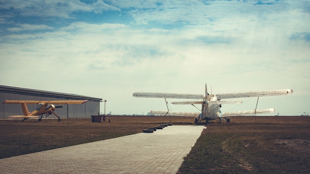 Foto antigos aviões antigos no campo de aviação ao ar livre