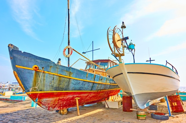 Antigos barcos de pesca coloridos no estacionamento de barcos secos