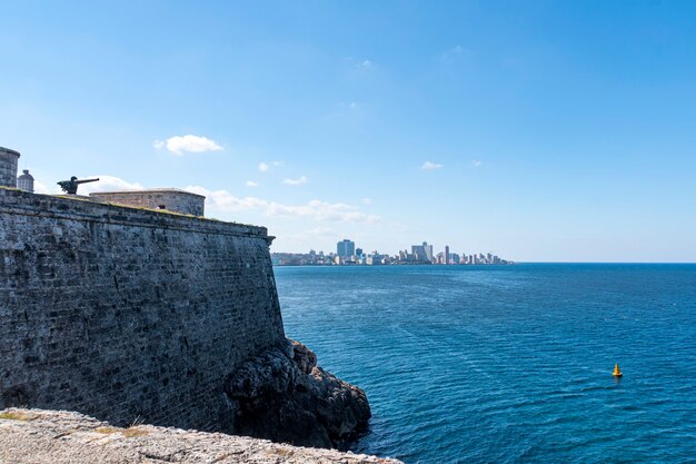 Antigos canhões de ferro em frente ao farol faro castillo del morro