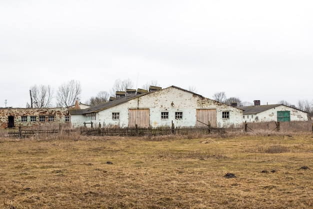 Foto antigos celeiros. celeiros de tijolo velho no campo