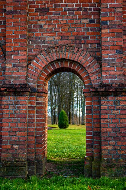 Antigos portões de tijolos vermelhos da Igreja Católica na cidade Akniste Letónia Closeup