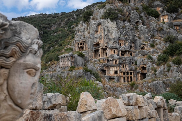 Antigos túmulos lycian Myra e rosto de pedra da mulher na Turquia Demre