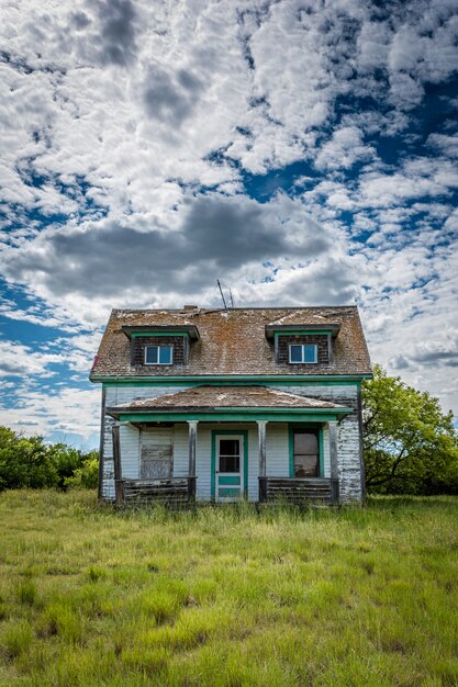 Antigua y abandonada granja de pradera con árboles