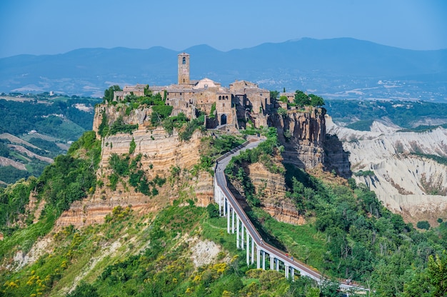 La antigua aldea de Civita di Bagnoregio, también llamada la ciudad muerta, en la región de Tuscia, Italia