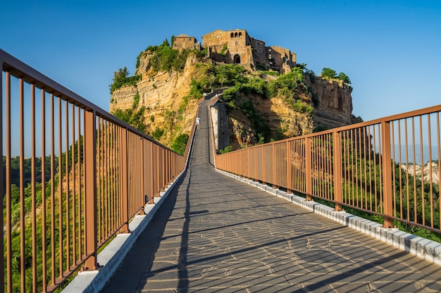 La antigua aldea de Civita di Bagnoregio, también llamada la ciudad muerta, en la región de Tuscia, Italia