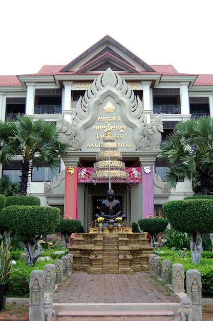 Antigua arquitectura retro moderna clásica y edificios de hotel resort para camboyanos y viajeros extranjeros que alquilan y descansan en SiemReap el 12 de abril de 2009 en Siem Reap Camboya