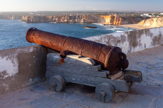 antigua batería costera defensiva frente al mar en el castillo de sagres al atardecer