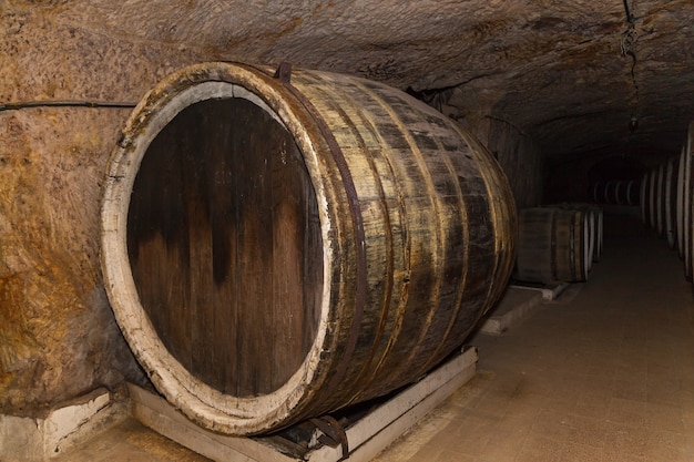Una antigua bodega con barricas de roble, barricas para vino en bodegas antiguas