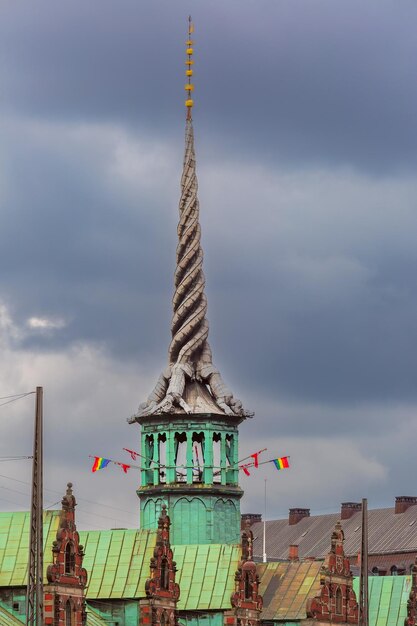 La antigua bolsa de valores de Boersen y el palacio de Christiansborg en Copenhague, Dinamarca